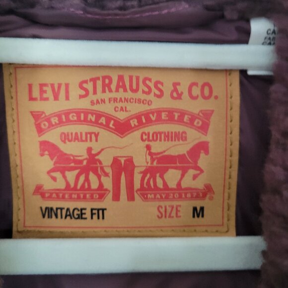 Levi's Men's Cozy Vintage Relaxed Fit Sherpa Jacket in a purple and brow size M - Picture 2 of 5